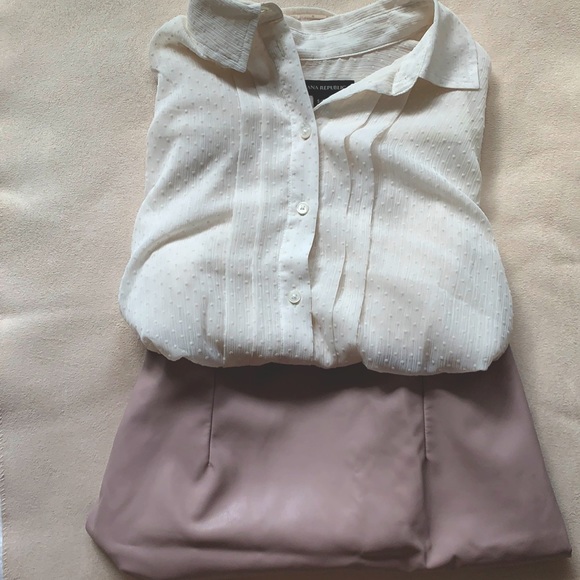 *2/$40* Banana Republic sheer dotted blouse size S - Picture 4 of 4